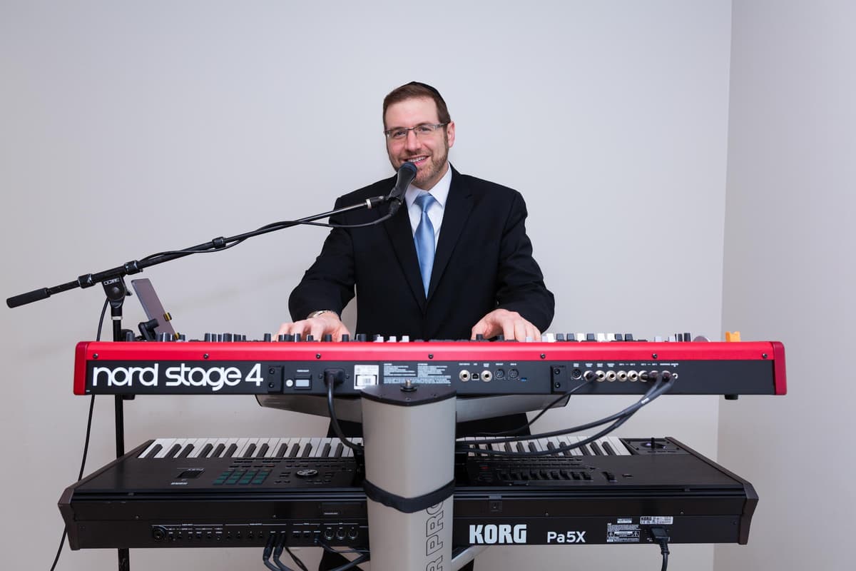 Music by Yehuda Mond (One-Mond-Band)